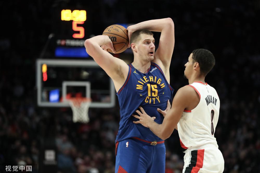 吸引众人眼 吸引众人眼